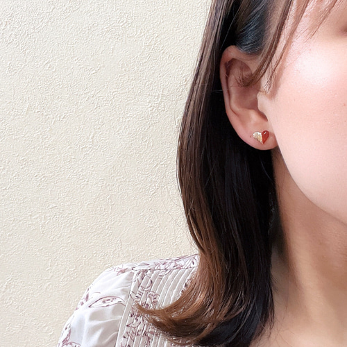 小粒ハートのレジンピアス/イヤリング〈レッド〉 ハートアクセサリー