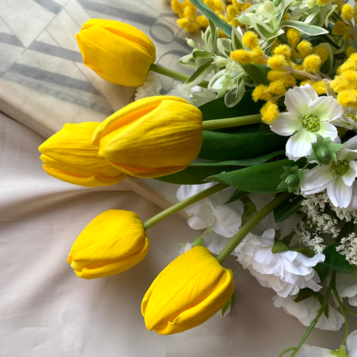 チューリップとミモザの春のウェディングブーケ＆ブートニア【アーティ  