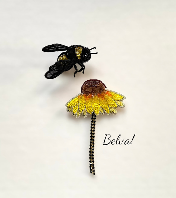 ビーズ刺繍のブローチ　- 花と蜂-flower& bee 1枚目の画像