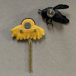 ビーズ刺繍のブローチ　- 花と蜂-flower& bee 6枚目の画像
