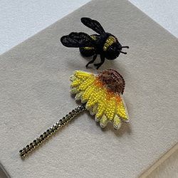 ビーズ刺繍のブローチ　- 花と蜂-flower& bee 4枚目の画像