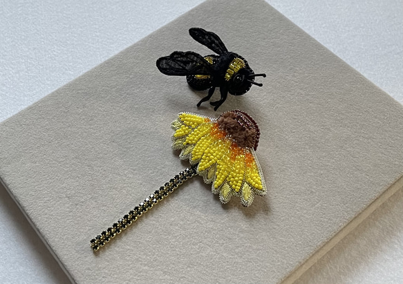 ビーズ刺繍のブローチ　- 花と蜂-flower& bee 4枚目の画像