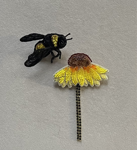 ビーズ刺繍のブローチ　- 花と蜂-flower& bee 3枚目の画像