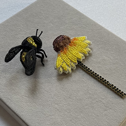 ビーズ刺繍のブローチ　- 花と蜂-flower& bee 5枚目の画像