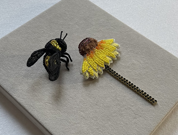 ビーズ刺繍のブローチ　- 花と蜂-flower& bee 5枚目の画像