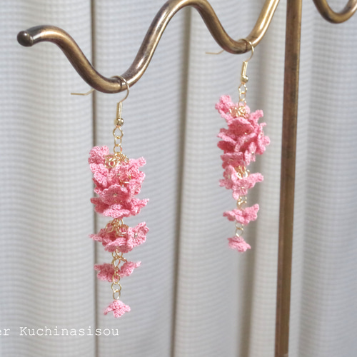 かぎ針編みの枝垂れ桜のピアス ピアス（フック・チェーン