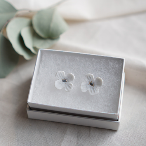 S+】磁器のお花のピアス ピアス（スタッド・一粒） 眞 窯 通販｜Creema 
