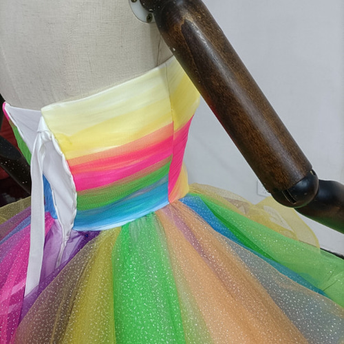 輝きな光彩を放つ レインボー カラードレス ラッフルフリル 挙式  