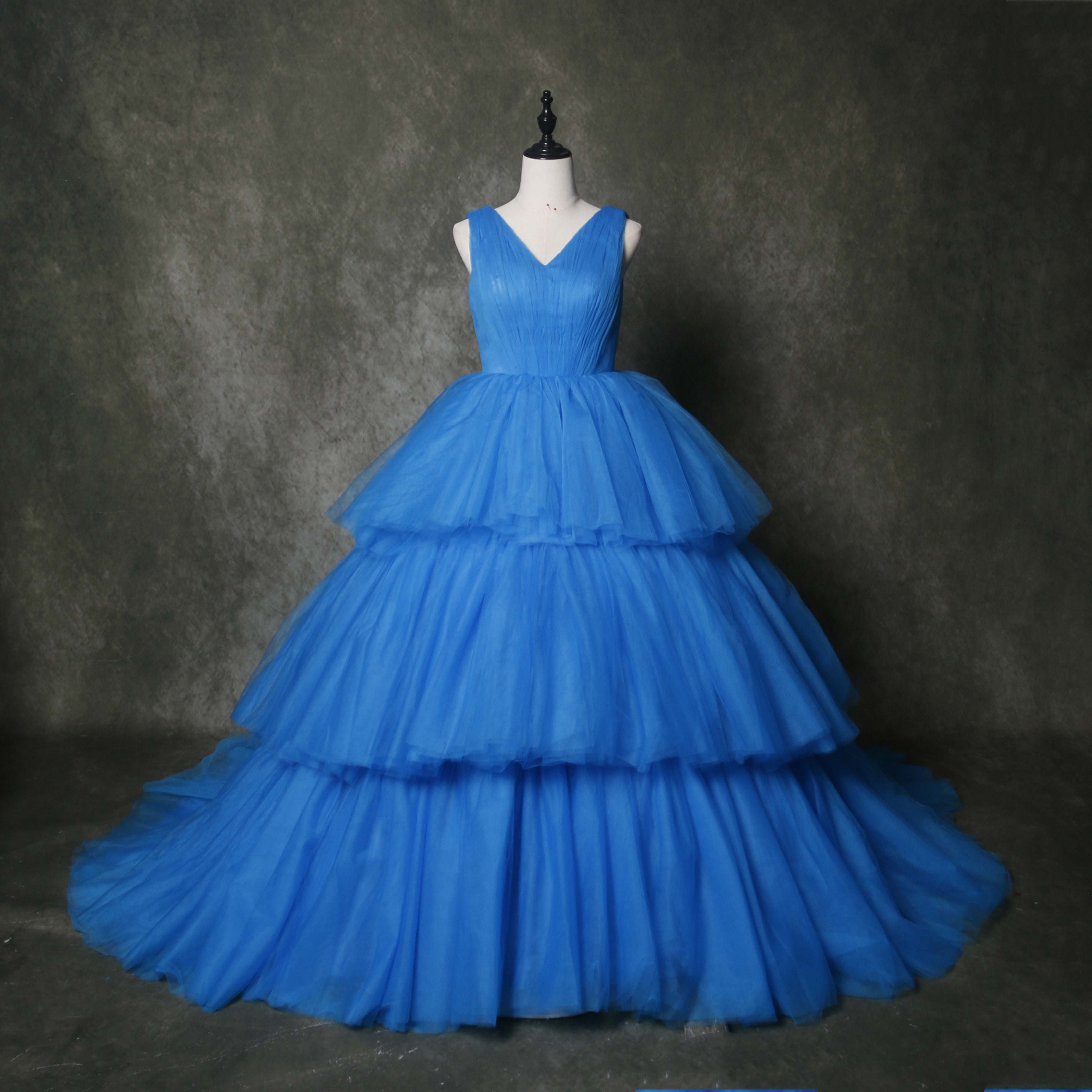 送料無料！豪華！ 柔らかく重ねたチュールスカート キャミソール カーキ色 Vネックドレス 華やかなトレーン 発表会など