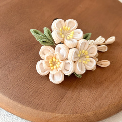 【七五三】梅の花3輪のパッチンピン　乳白　アイボリー　つまみ細工 1枚目の画像
