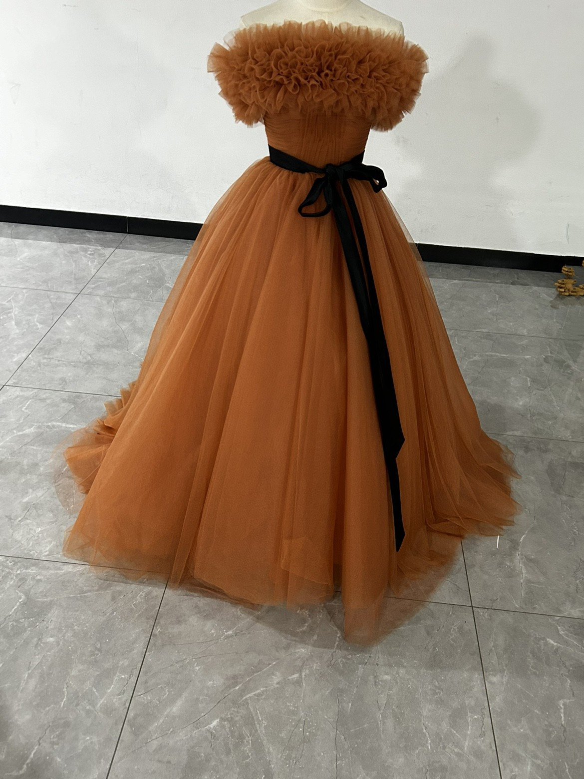 高品質！ パーティードレス テラコッタ色 トレーン ボリューミー取り外し可能オフショル 編み上げ　カラードレス