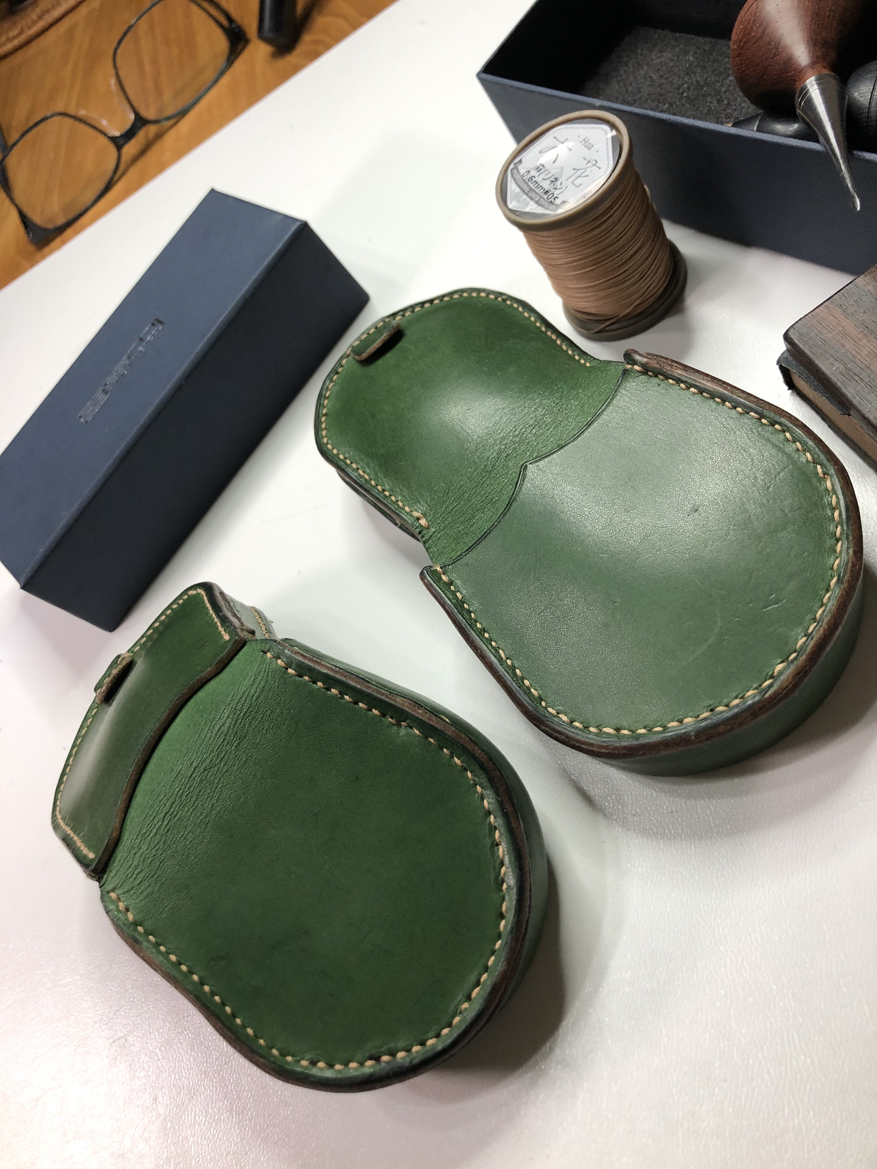 エメラルドグリーンの馬蹄形コインケース