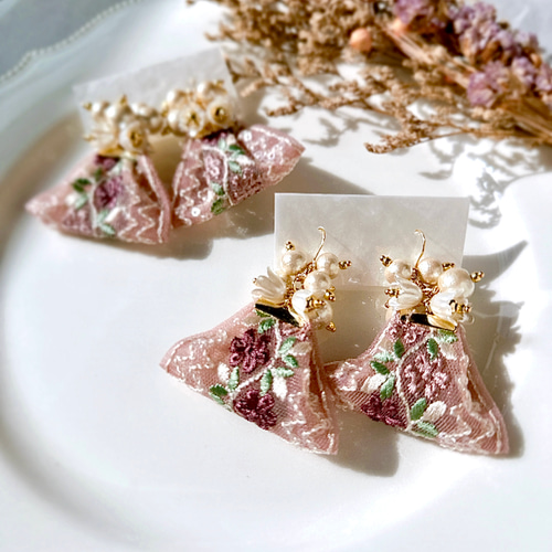 1667 新作*1点もの*シルバー花*インド刺繍リボン*じゃらじゃらピアス