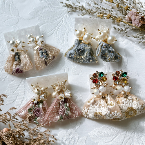 インド刺繍リボン ベージュ フラワー ピアス（ゆり） ピアス（フック