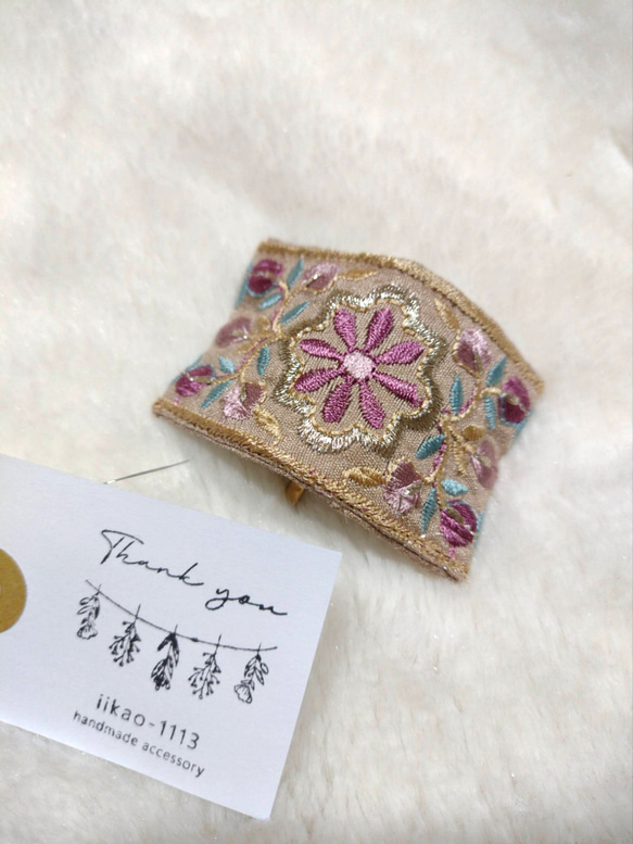 インド刺繍リボンのポニーフック　ピンクベージュ　結んだ髪に差し込むだけで簡単にアレンジできます❁ 2枚目の画像