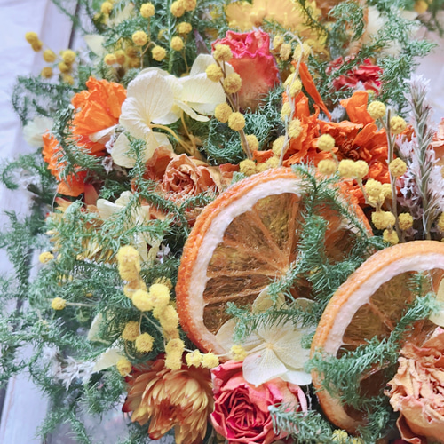 ミモザとオレンジの貝殻草 ドライフラワーハーフリース ミモザと