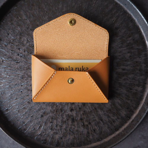 本革》出し入れしやすいレター型名刺入れ・カードケース（キャメル