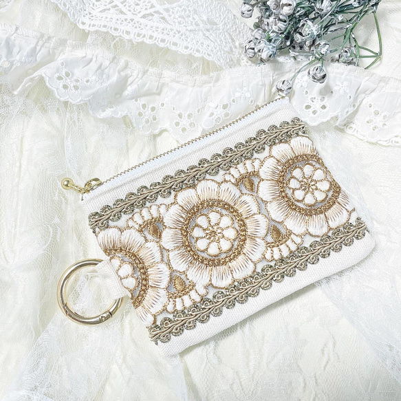 再入荷】カラビナ付きファスナーポーチ〘インド刺繍リボン/ミニポーチ