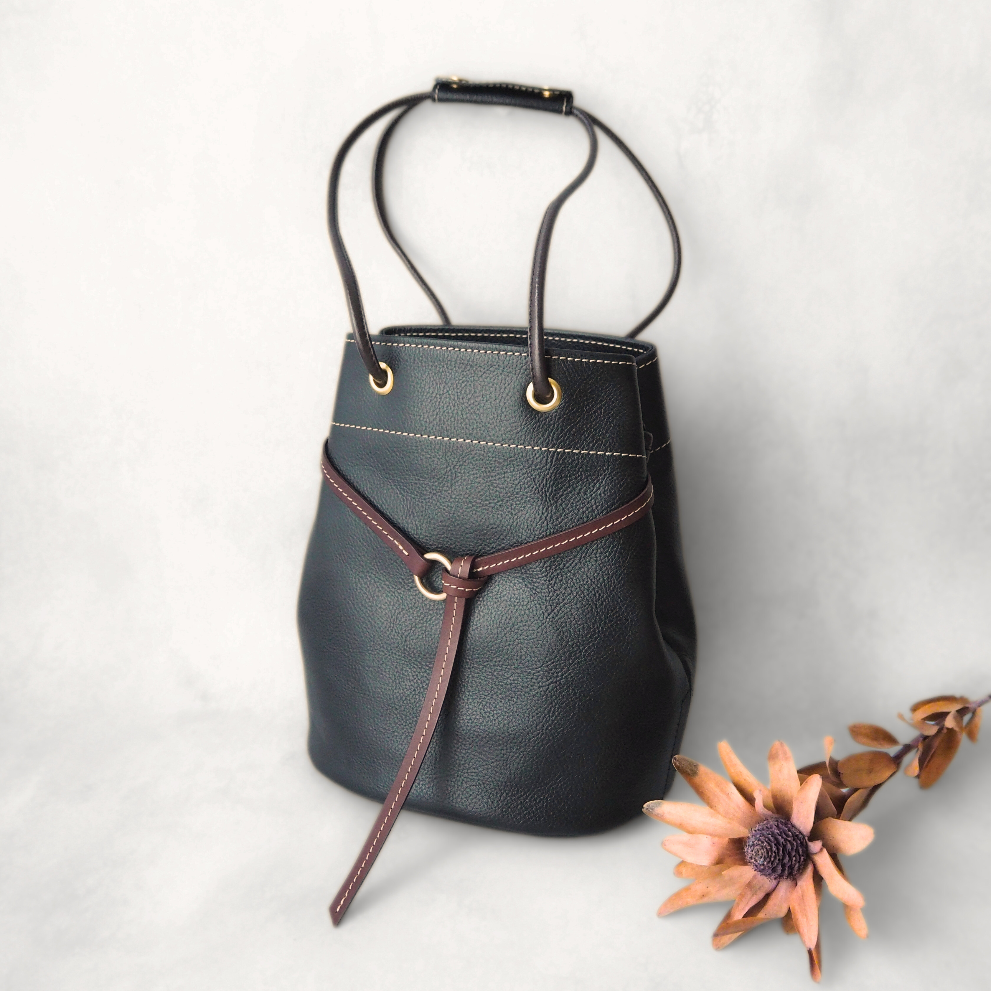 受注制作《本革》軽くて大人の２wayきんちゃくバッグ＊斜め掛けもできる２way(黒・裏地付き）