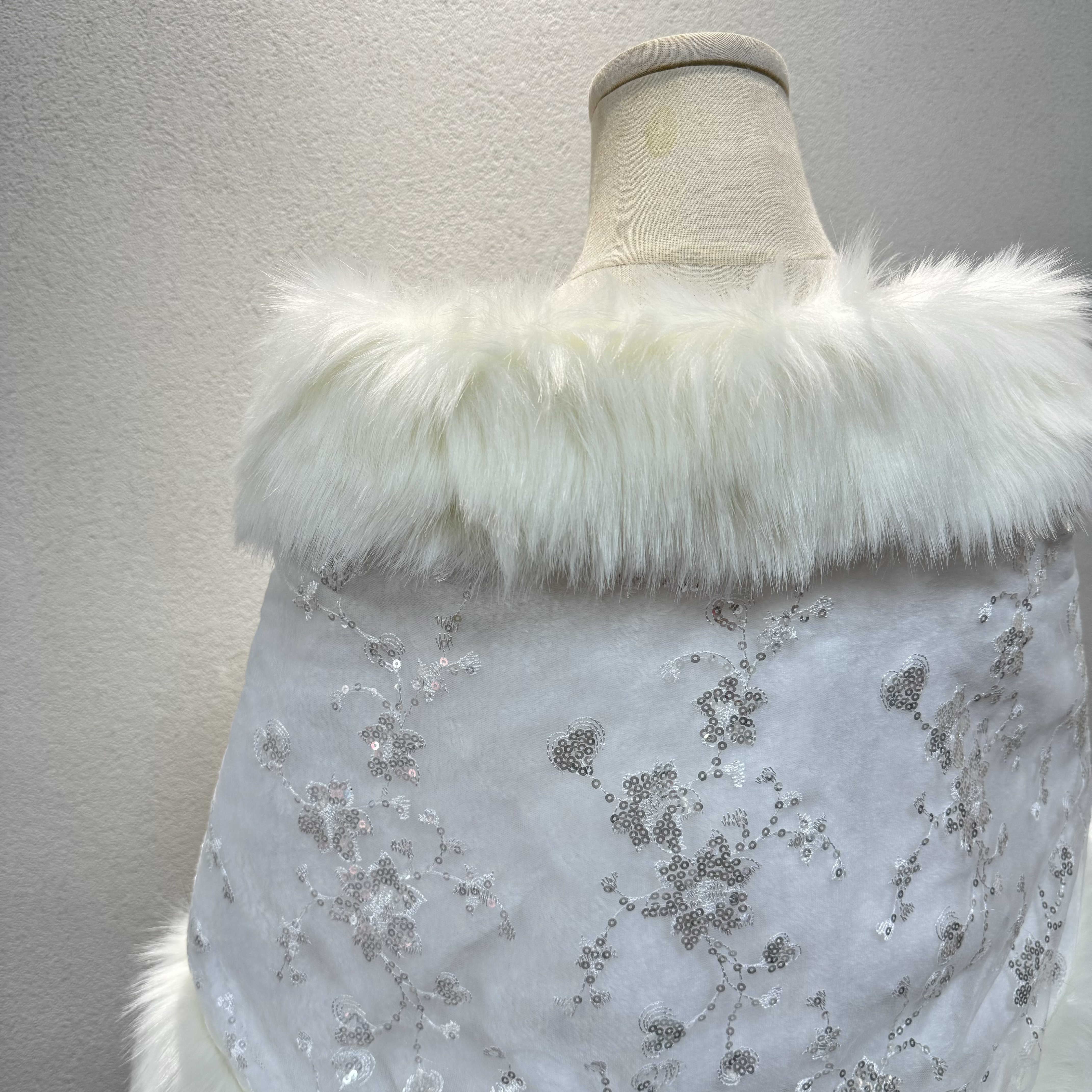 高評価続出！美しいケープ　ホワイト　ラメ入り　ふわふわモケット　取り外し可能　ウェディングドレス前撮り　花嫁挙式二次会