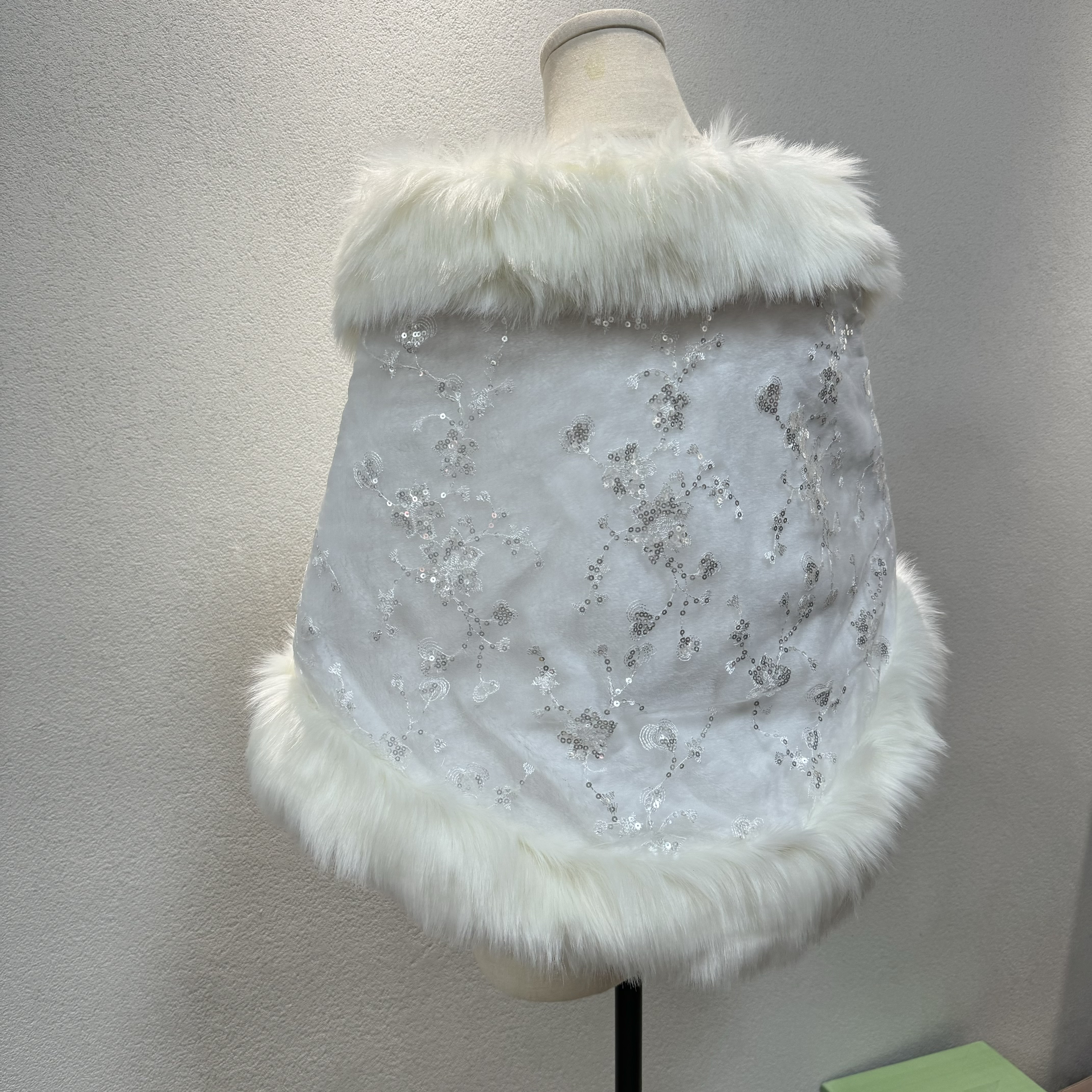 高評価続出！美しいケープ　ホワイト　ラメ入り　ふわふわモケット　取り外し可能　ウェディングドレス前撮り　花嫁挙式二次会