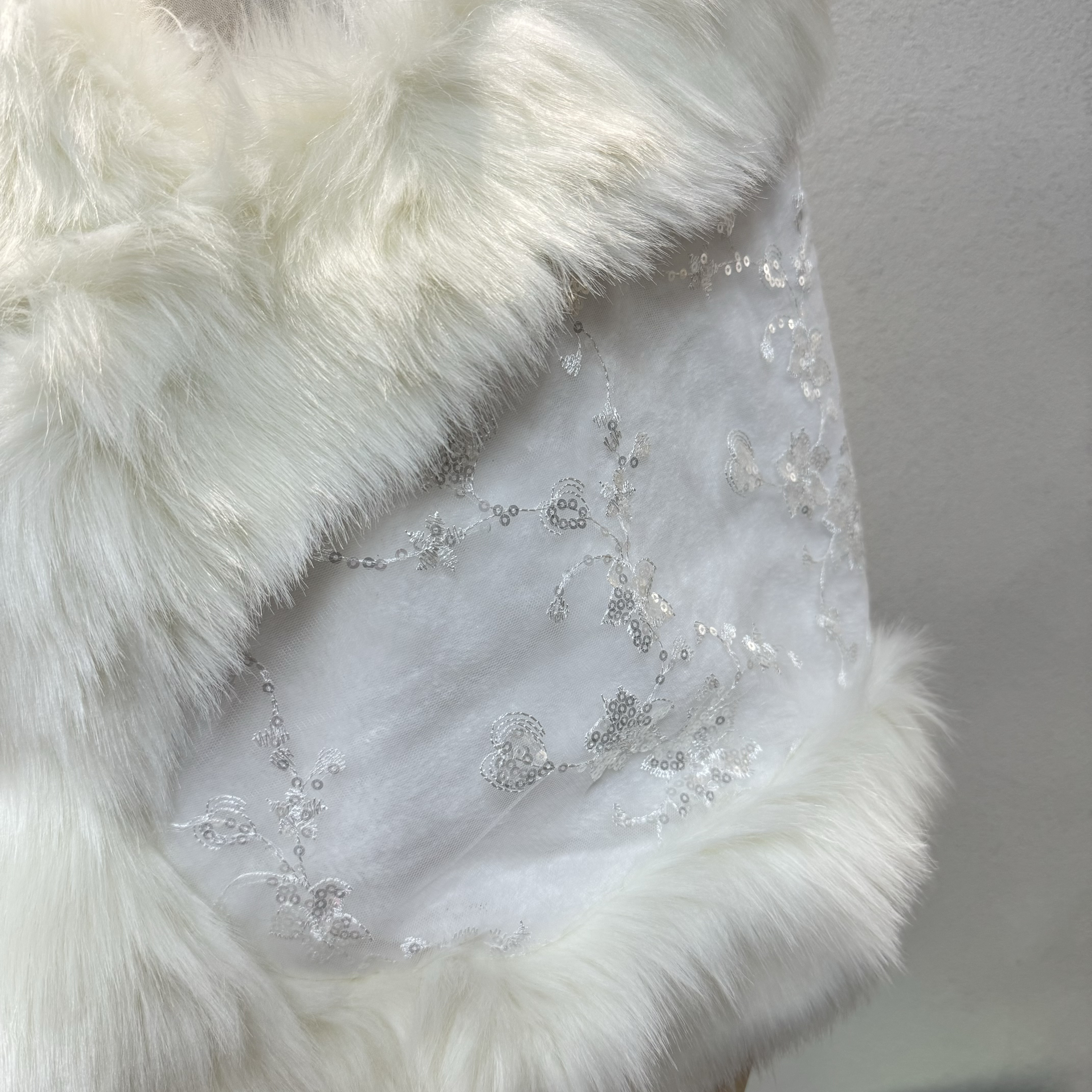 高評価続出！美しいケープ　ホワイト　ラメ入り　ふわふわモケット　取り外し可能　ウェディングドレス前撮り　花嫁挙式二次会