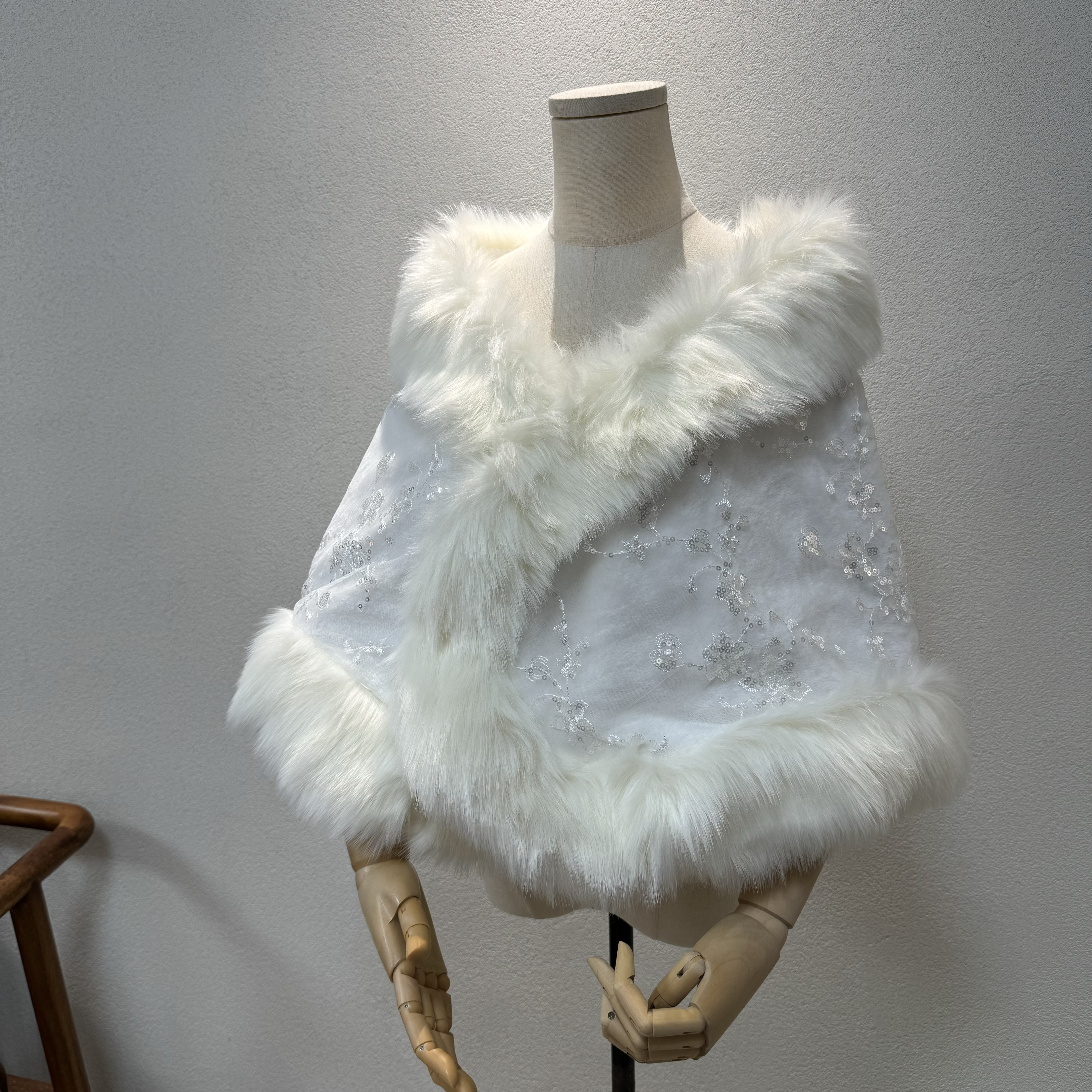 高評価続出！美しいケープ　ホワイト　ラメ入り　ふわふわモケット　取り外し可能　ウェディングドレス前撮り　花嫁挙式二次会