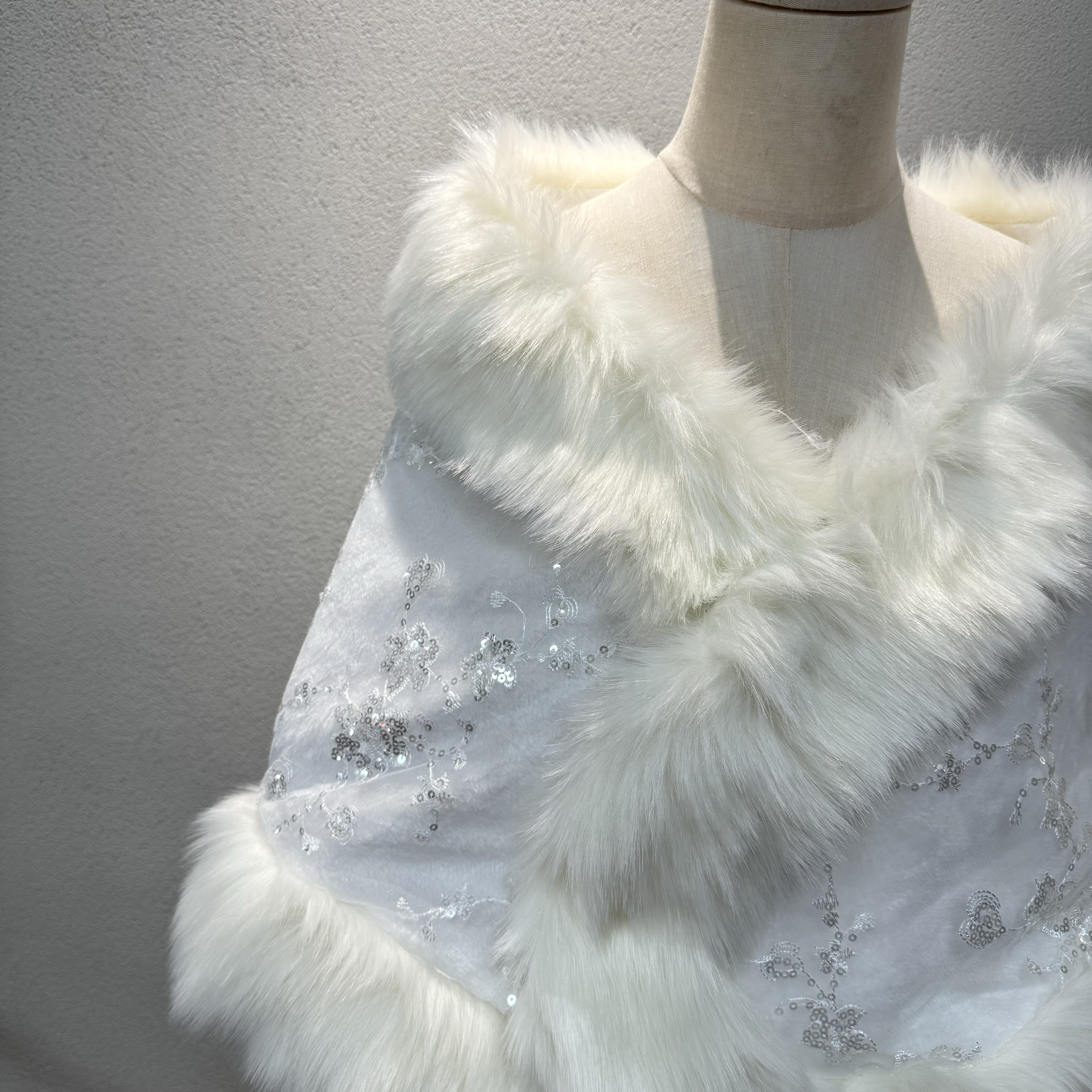 高評価続出！美しいケープ　ホワイト　ラメ入り　ふわふわモケット　取り外し可能　ウェディングドレス前撮り　花嫁挙式二次会