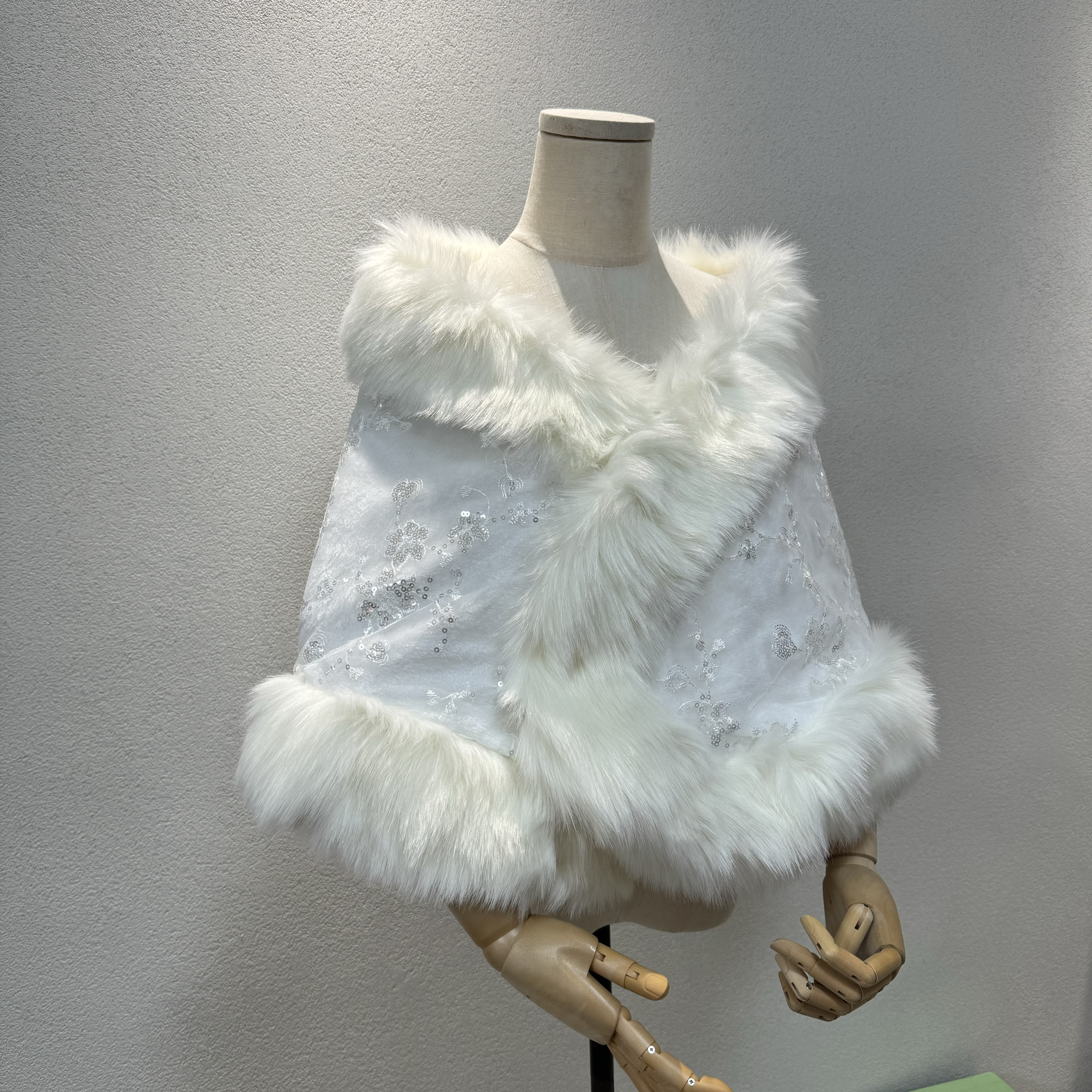 高評価続出！美しいケープ　ホワイト　ラメ入り　ふわふわモケット　取り外し可能　ウェディングドレス前撮り　花嫁挙式二次会