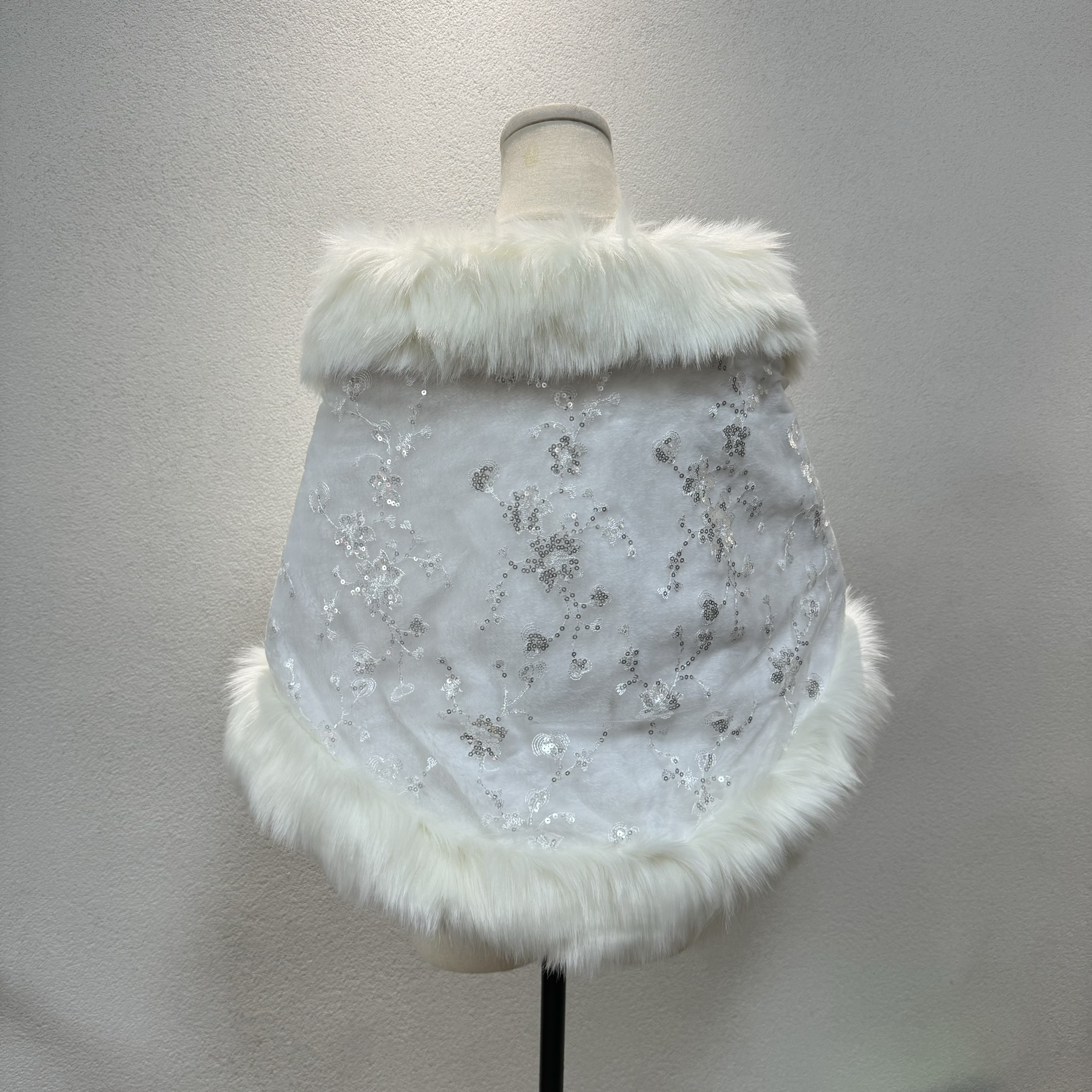 高評価続出！美しいケープ　ホワイト　ラメ入り　ふわふわモケット　取り外し可能　ウェディングドレス前撮り　花嫁挙式二次会