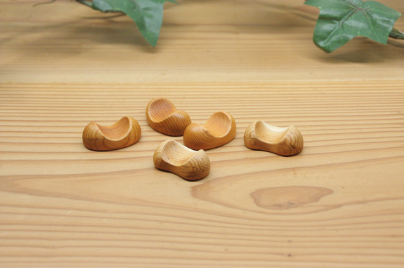 『ワケありな逸品』⑮ 木の箸置き 5個セット　豆形 ミニサイズ 木の種類 イチイ 2枚目の画像