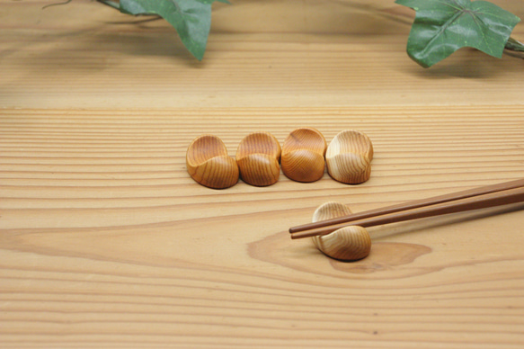 『ワケありな逸品』⑮ 木の箸置き 5個セット　豆形 ミニサイズ 木の種類 イチイ 1枚目の画像