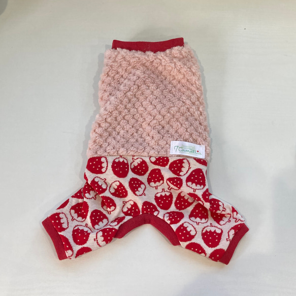 犬服ロンパース　ツートンタイプ　パイナップルボア（ピンク）&いちご赤　XSサイズ 2枚目の画像