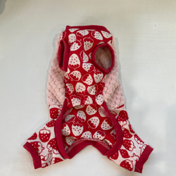 犬服ロンパース　ツートンタイプ　パイナップルボア（ピンク）&いちご赤　XSサイズ 3枚目の画像