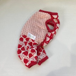 犬服ロンパース　ツートンタイプ　パイナップルボア（ピンク）&いちご赤　XSサイズ 1枚目の画像
