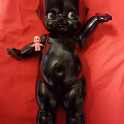 黒いフィギュア  黒いキューピー人形 1枚目の画像