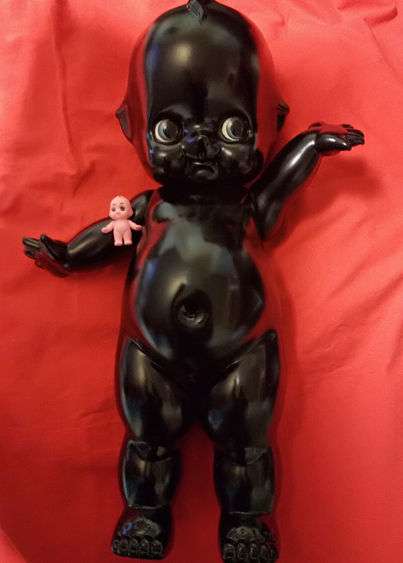 黒いフィギュア  黒いキューピー人形 1枚目の画像