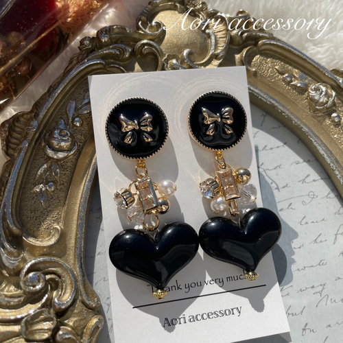 ゴールドリボンのブラック韓国ボタン×ちゅるんとぷっくりハートの韓国  