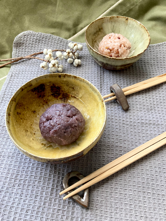 誕生日・結婚祝いなどのギフトにも◎和モダン！緋色も美しい、薪窯で焼いた色の変化を楽しめる小ぶり目なお茶碗２種類 5枚目の画像