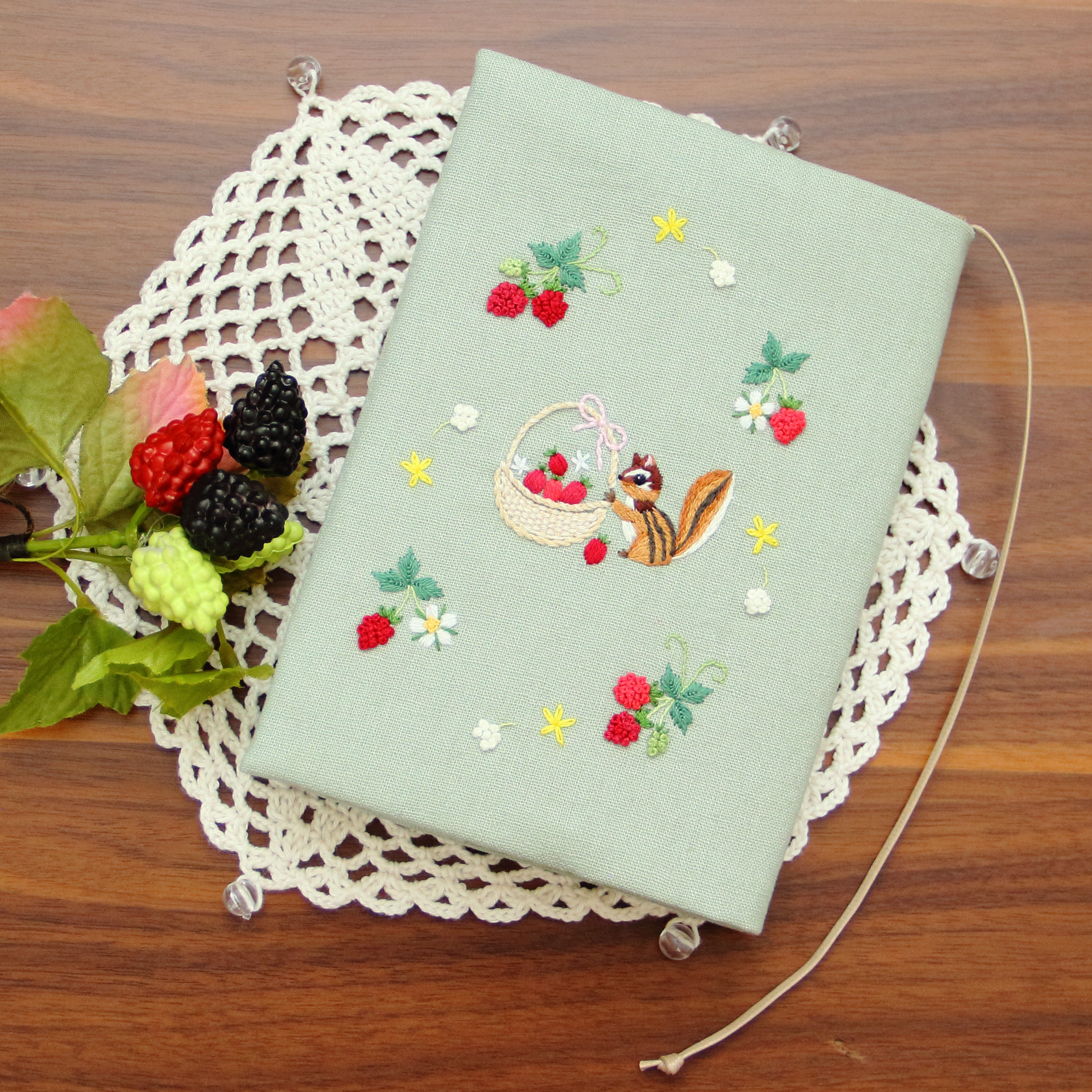 刺繍　ブックカバー　リスのいちご摘み　セージグリーン 4,550円