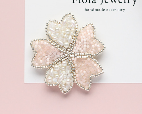 いちご 桜 ビーズ 刺繍ブローチ ハンドメイドアクセサリー いちご 桜 ビーズ 刺繍ブローチ ハンドメイドアクセサリー