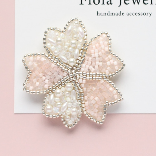 ギフトにも☆ビーズ刺繍の桜ブローチ ブローチ Fiola 通販