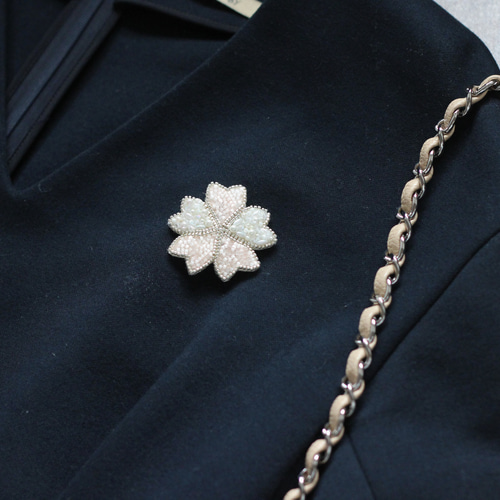 ギフトにも☆ビーズ刺繍の桜ブローチ ブローチ Fiola 通販 17215659