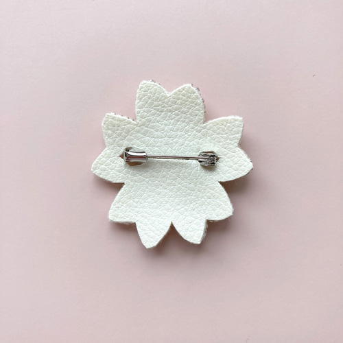 ギフトにも☆ビーズ刺繍の桜ブローチ ブローチ Fiola 通販 17215659