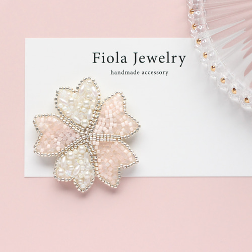 ギフトにも☆ビーズ刺繍の桜ブローチ ブローチ Fiola 通販