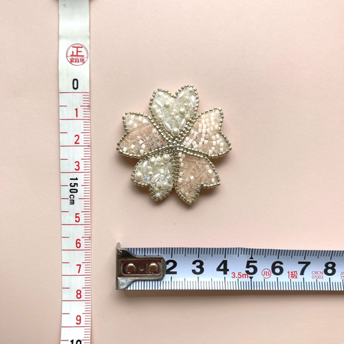 いちご 桜 ビーズ 刺繍ブローチ ハンドメイドアクセサリー いちご 桜 ビーズ 刺繍ブローチ ハンドメイドアクセサリー ビーズ刺繍