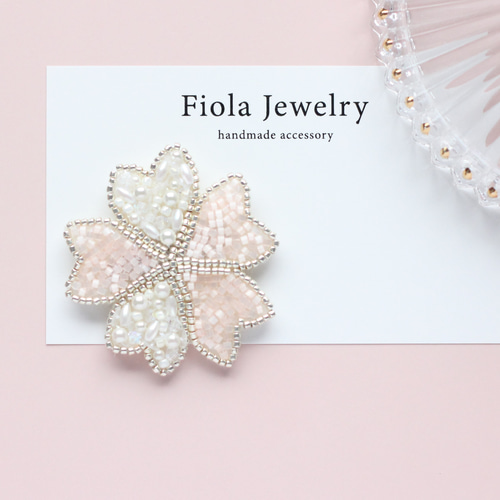 ギフトにも☆ビーズ刺繍の桜ブローチ ブローチ Fiola 通販 17215659