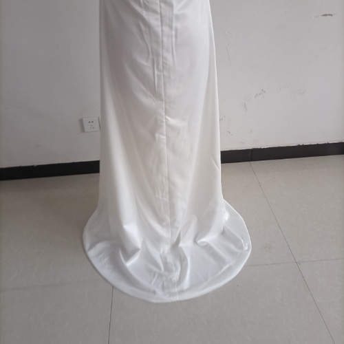 エレガント ワンピース オフホワイト ベアトップ 揺らめく裾 細見え  