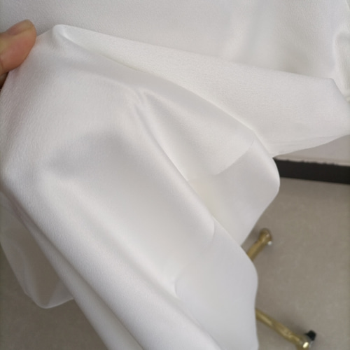 エレガント ワンピース オフホワイト ベアトップ 揺らめく裾 細見え  