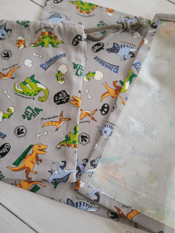 恐竜の給食袋＆ランチョンマットセット　35×25  入園入学準備　新学期　コップ袋　ナフキン　ランチョンマット 3枚目の画像